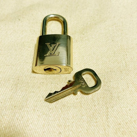 LOUIS VUITTON LV 10 SET PADLOCK KEY BAG CHARM CADENA GOLD PLATED FRANCE - Picture 2 of 8